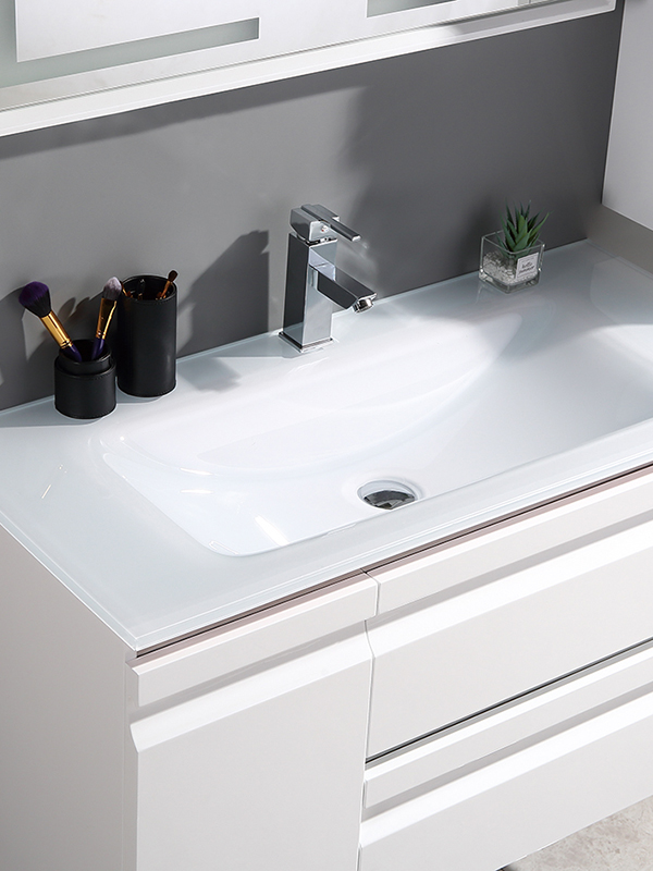 Set di mobili da bagno moderni eleganti bianchi a parete con lavabo in vetro