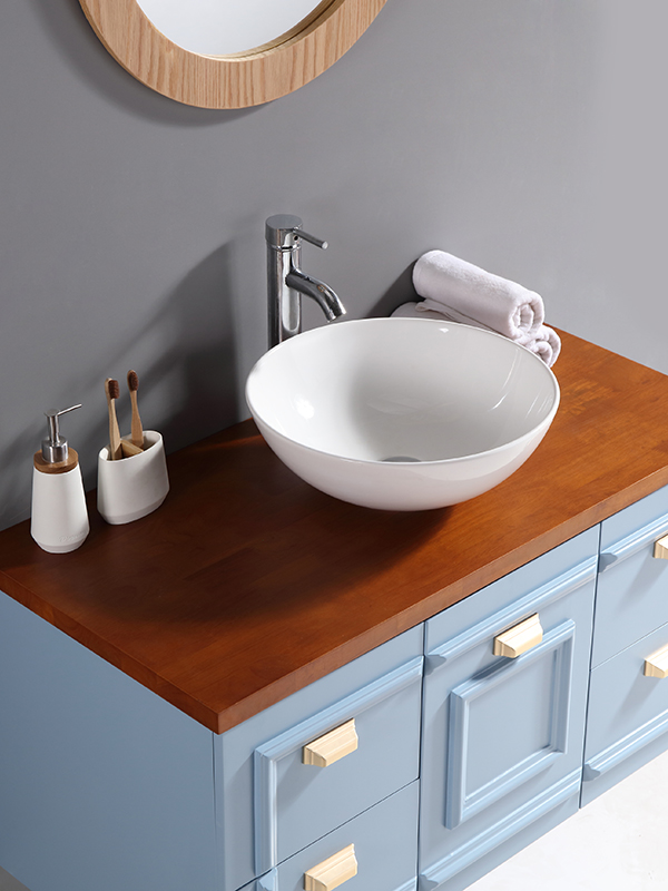 Mobile da bagno sospeso classico con lavabo in ceramica